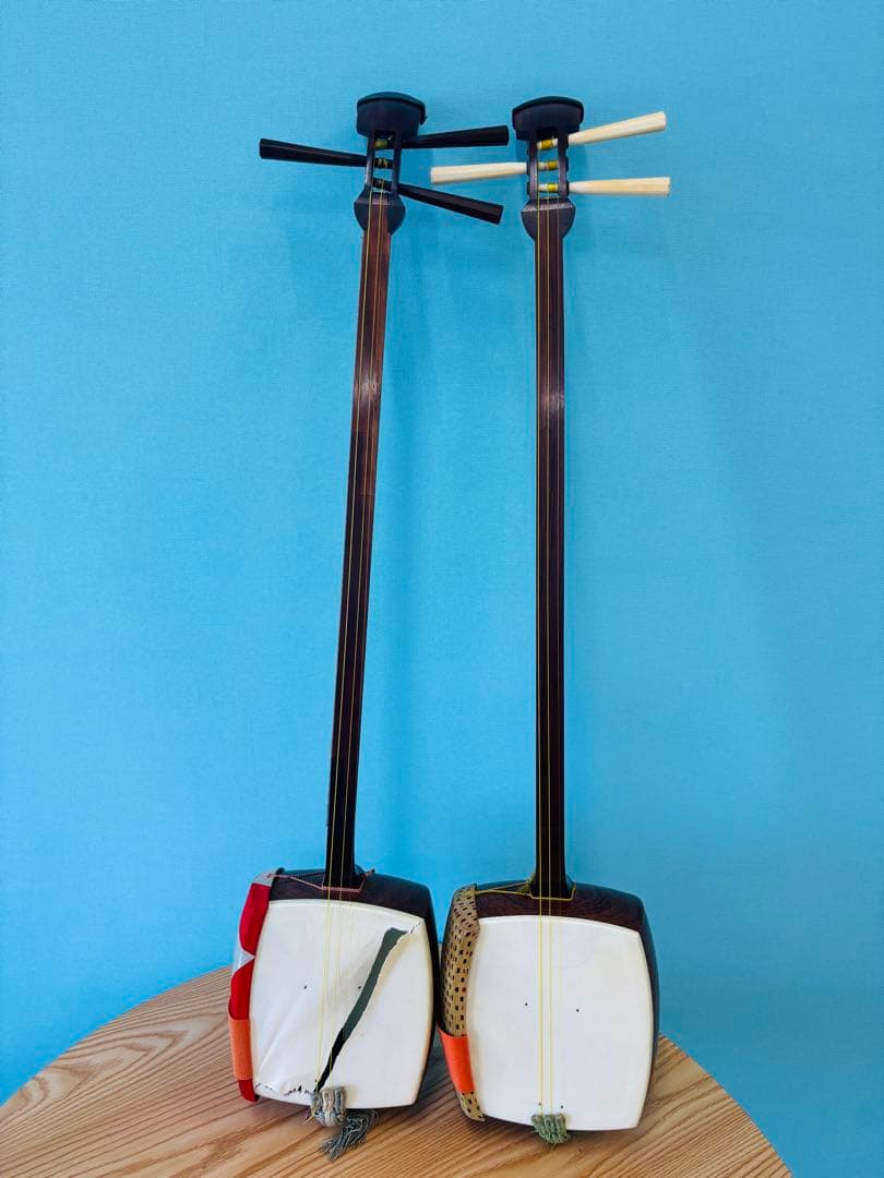 三味線 2本セット（1本使用可＋1本皮破れ）置き台付き