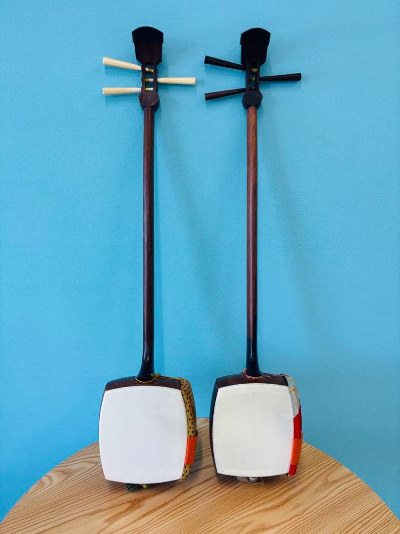 三味線 2本セット（1本使用可＋1本皮破れ）置き台付き