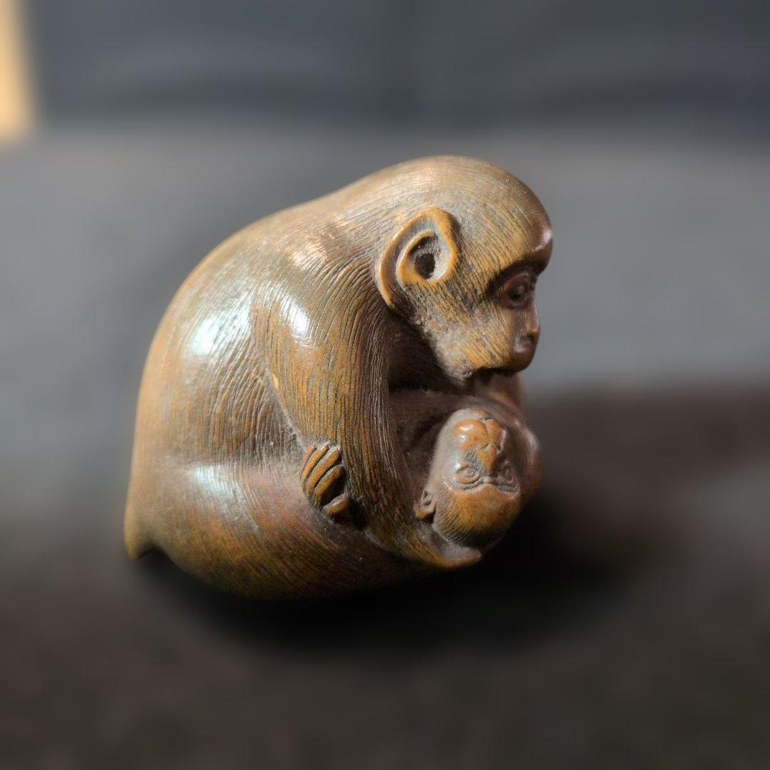 初代伊勢正直作　親子猿　根付