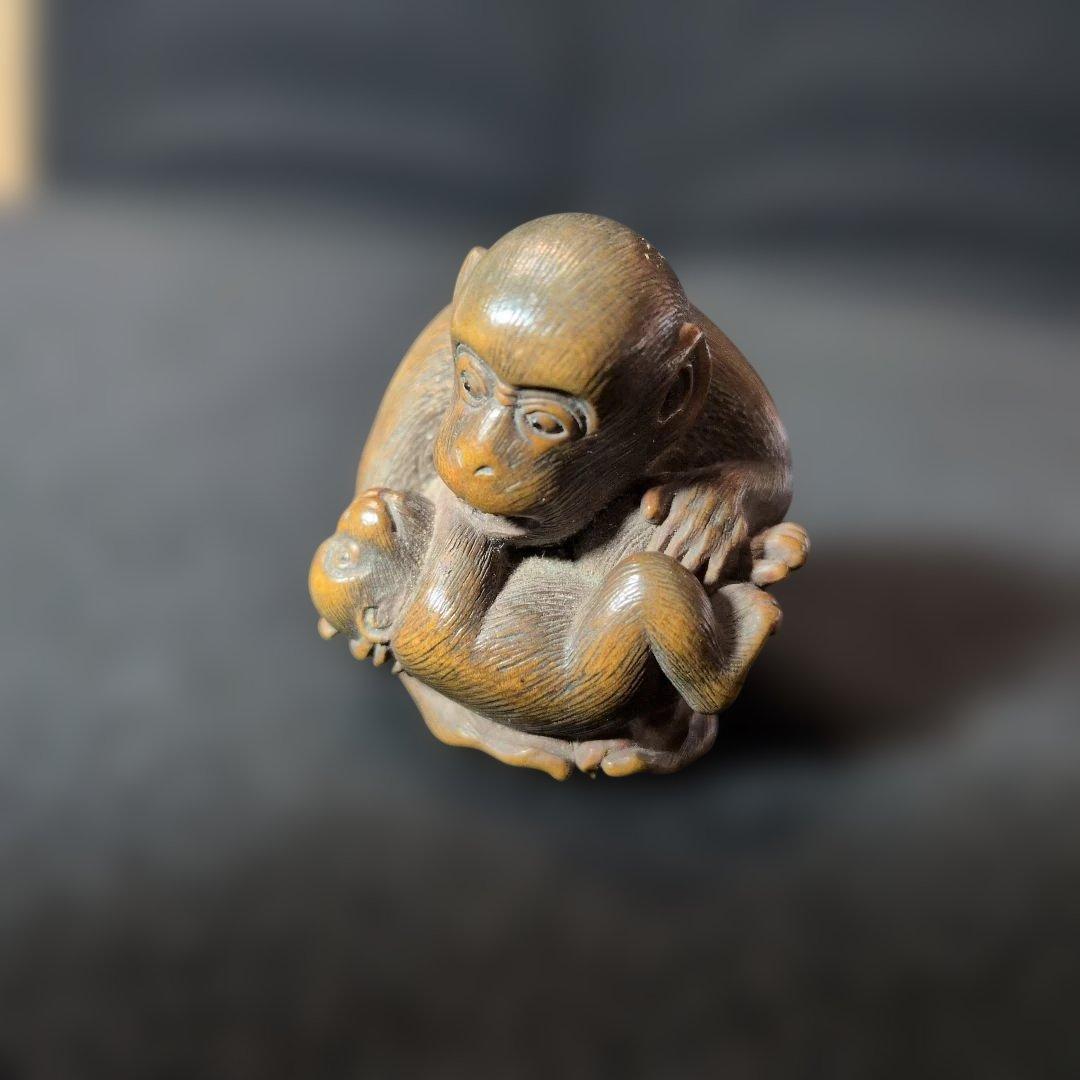 初代伊勢正直作　親子猿　根付