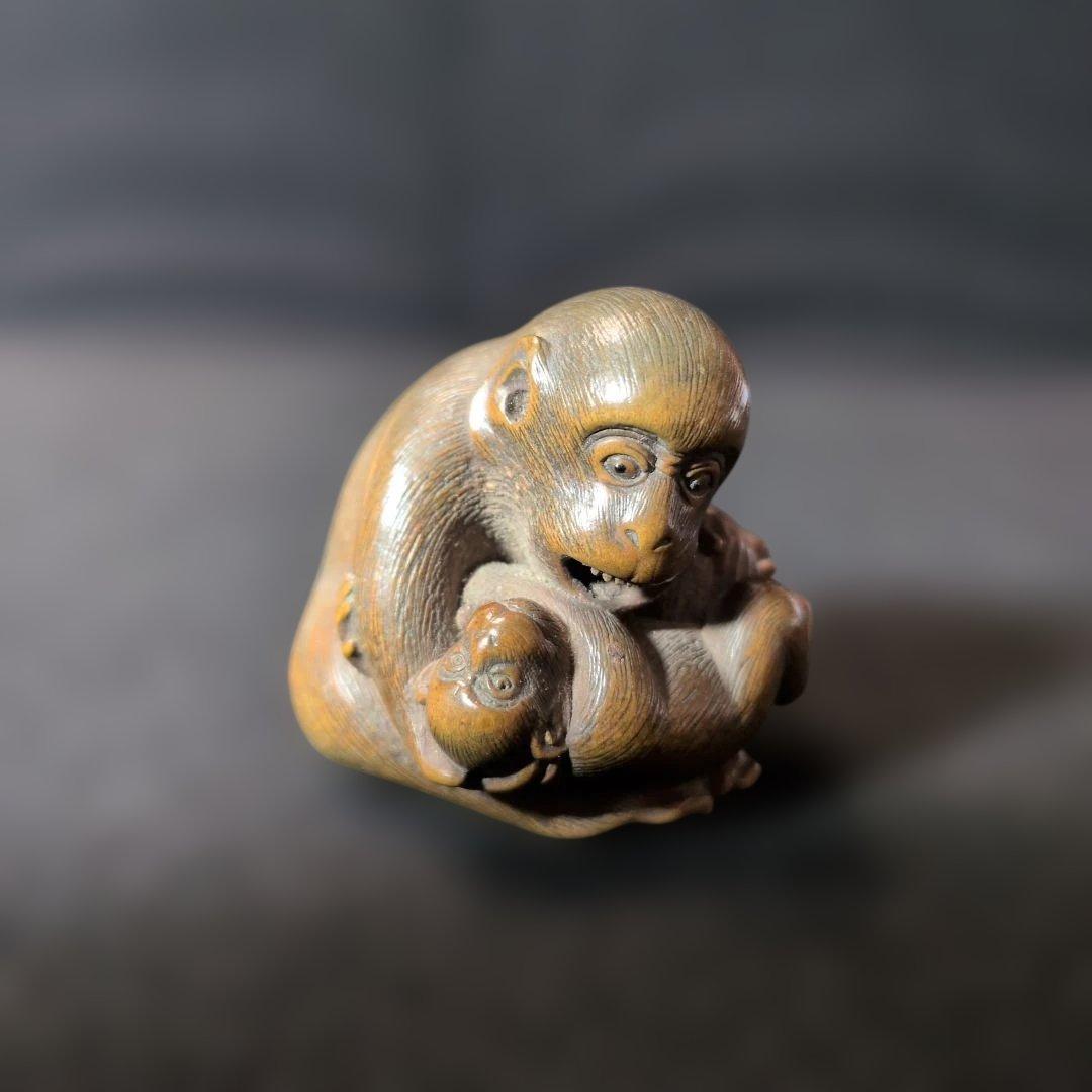 初代伊勢正直作　親子猿　根付