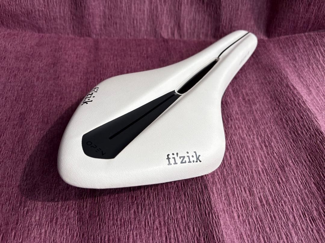 フィジーク サドル fi’zi:k ARIONE R3 OPEN kiumレール