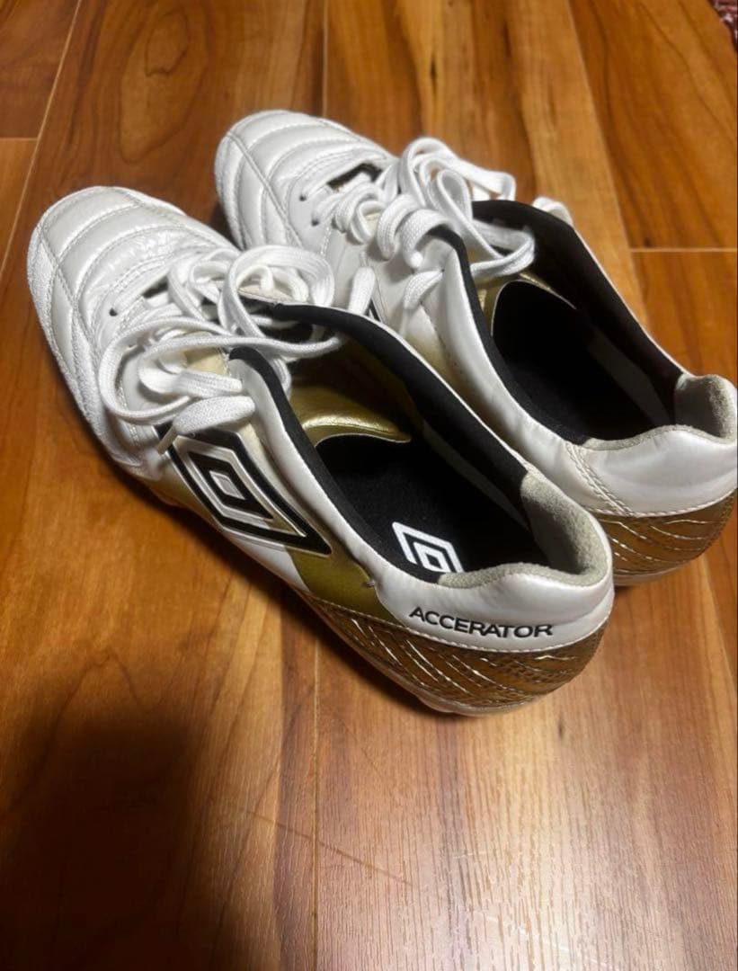 Umbro ACCERATOR サッカースパイク ホワイト/ゴールド