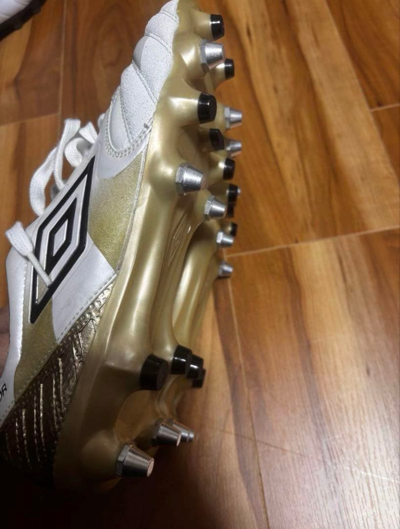 Umbro ACCERATOR サッカースパイク ホワイト/ゴールド
