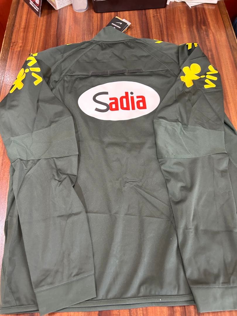 ブラジル代表•ウインドブレーカー 新品　モスグリーン　XL