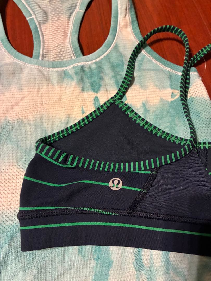 未使用　美品Lululemon タンクトップ　おまけ付