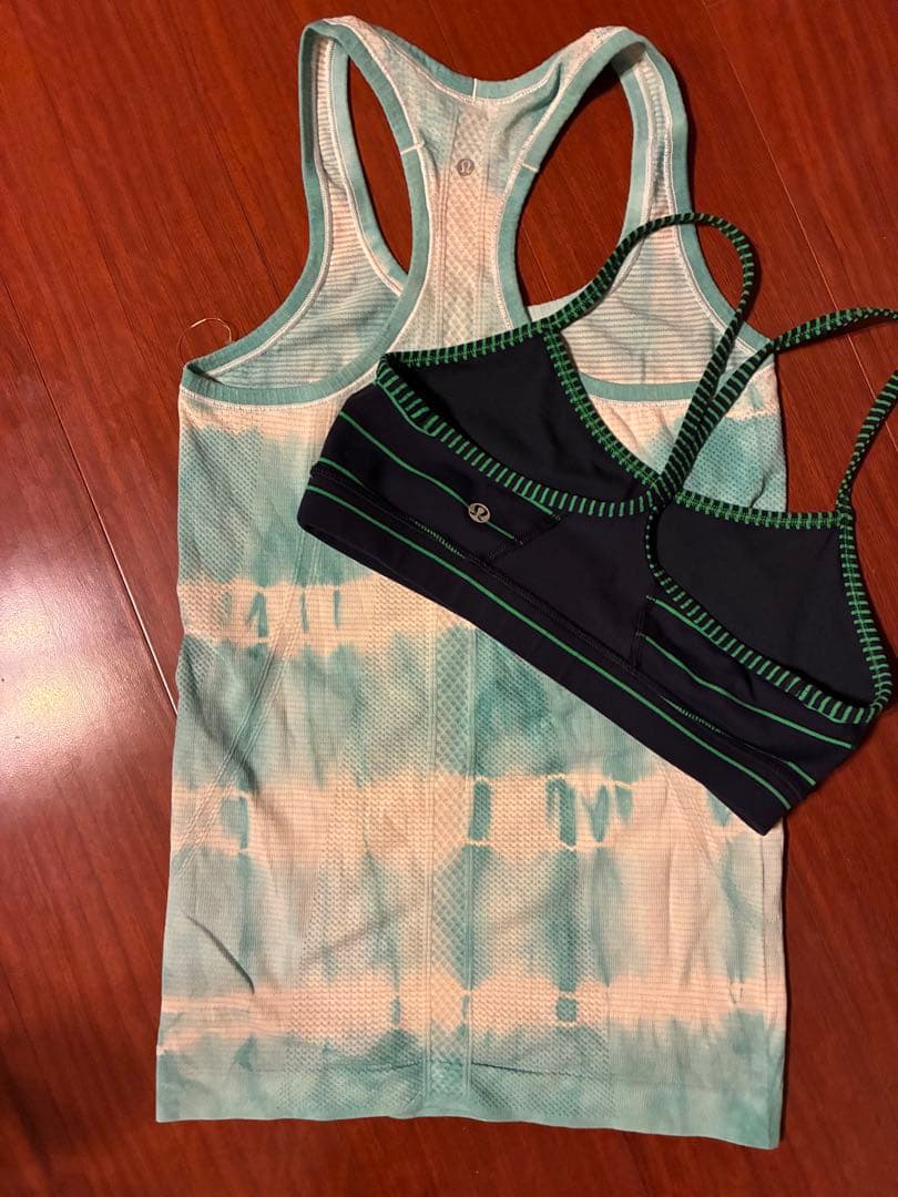 未使用　美品Lululemon タンクトップ　おまけ付