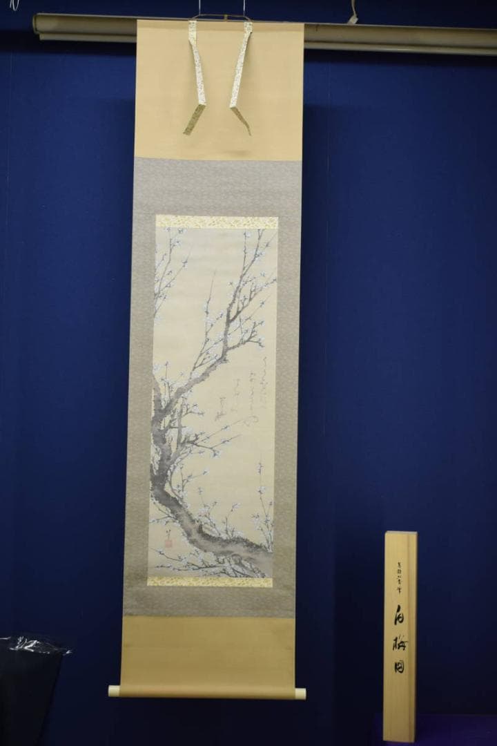 複製/葛飾北斎/白梅図/工芸/桐共箱付/布袋屋掛軸HH-140