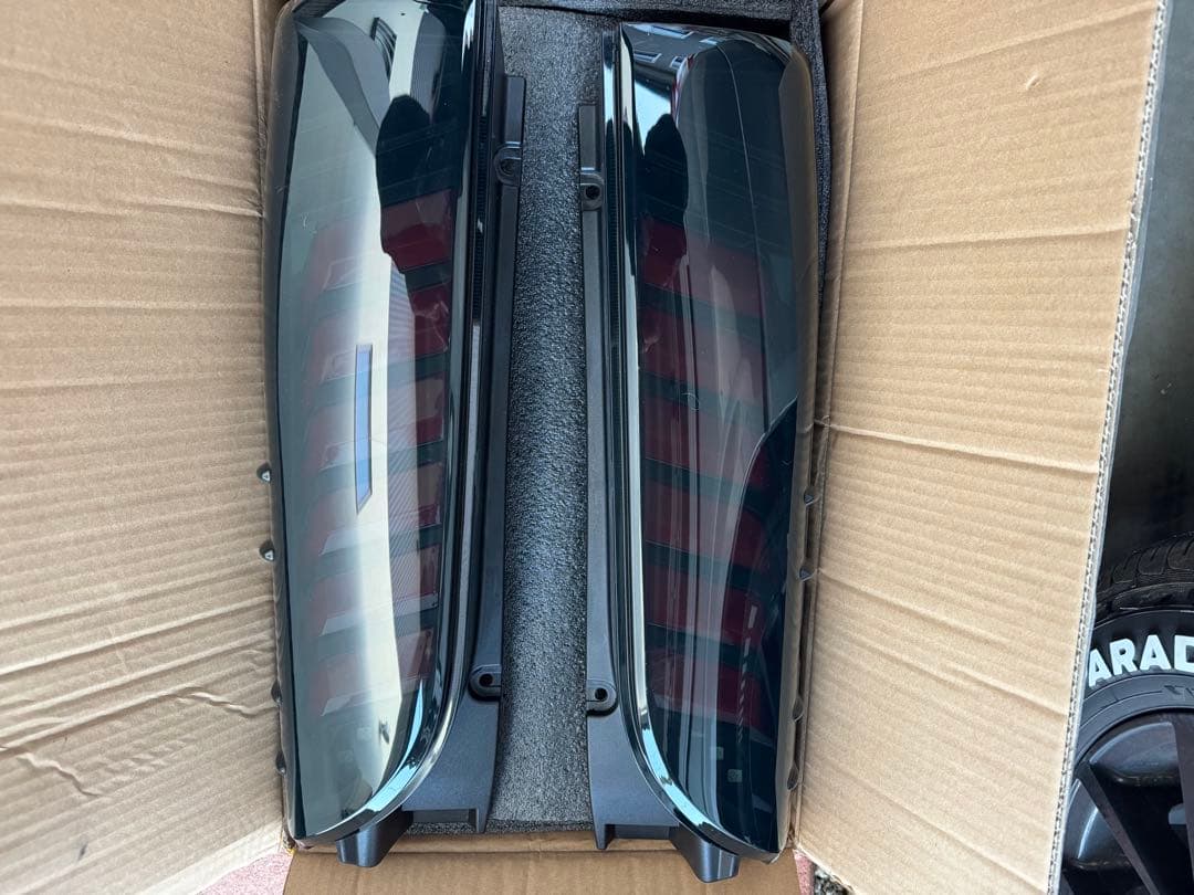 ハイエース　テールランプ　シーケンシャルウインカー　スモーク&レッド