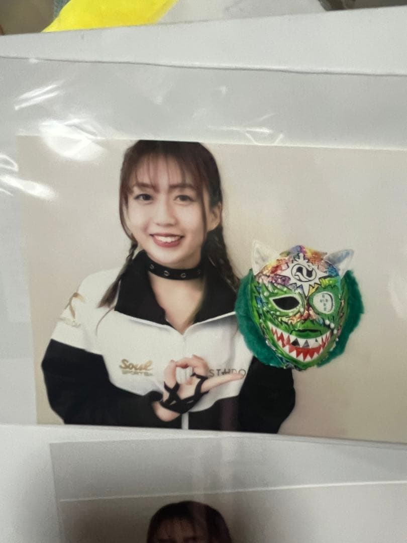 スターダム上谷沙也選手 クイーンズクエスト時代オーバーマスク 直筆サイン生写真