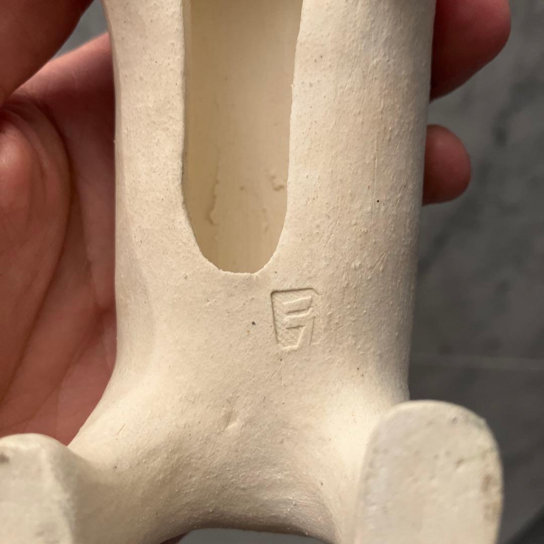 作家さんが手掛けた大きな立体的な瞳が可愛すぎる、ずっしりとした現代アートな陶器