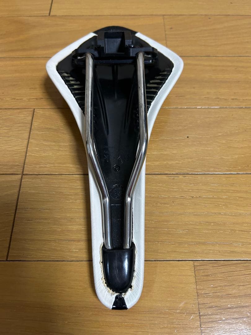 fi'zi:k サドル　中古　 ホワイト/ブラック