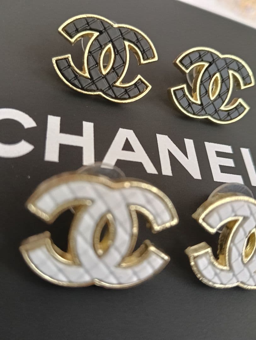 CHANELノベルティピアスまとめ売り【白/黒】