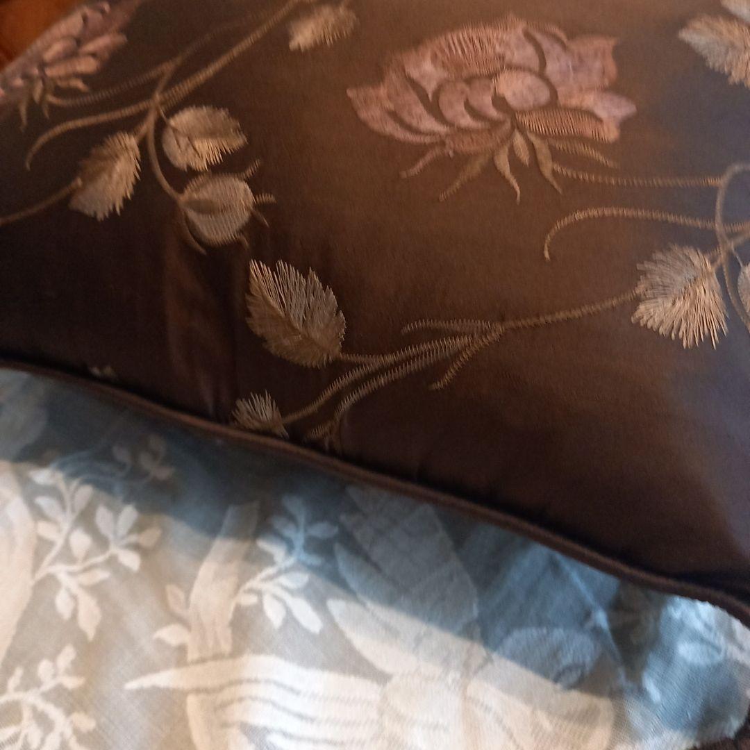 LAURA ASHLEYシルククッション