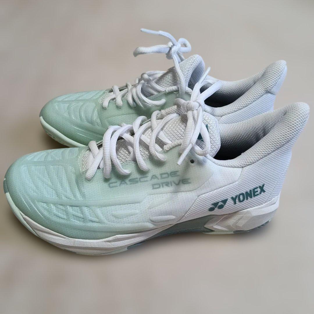 ほぼ未使用 YONEX CASCADE DRIVE 24 ホワイト/グリーン