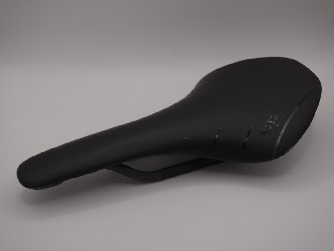 フィジーク　fizik　サドル　ANTARES 00 カーボンレール　中古