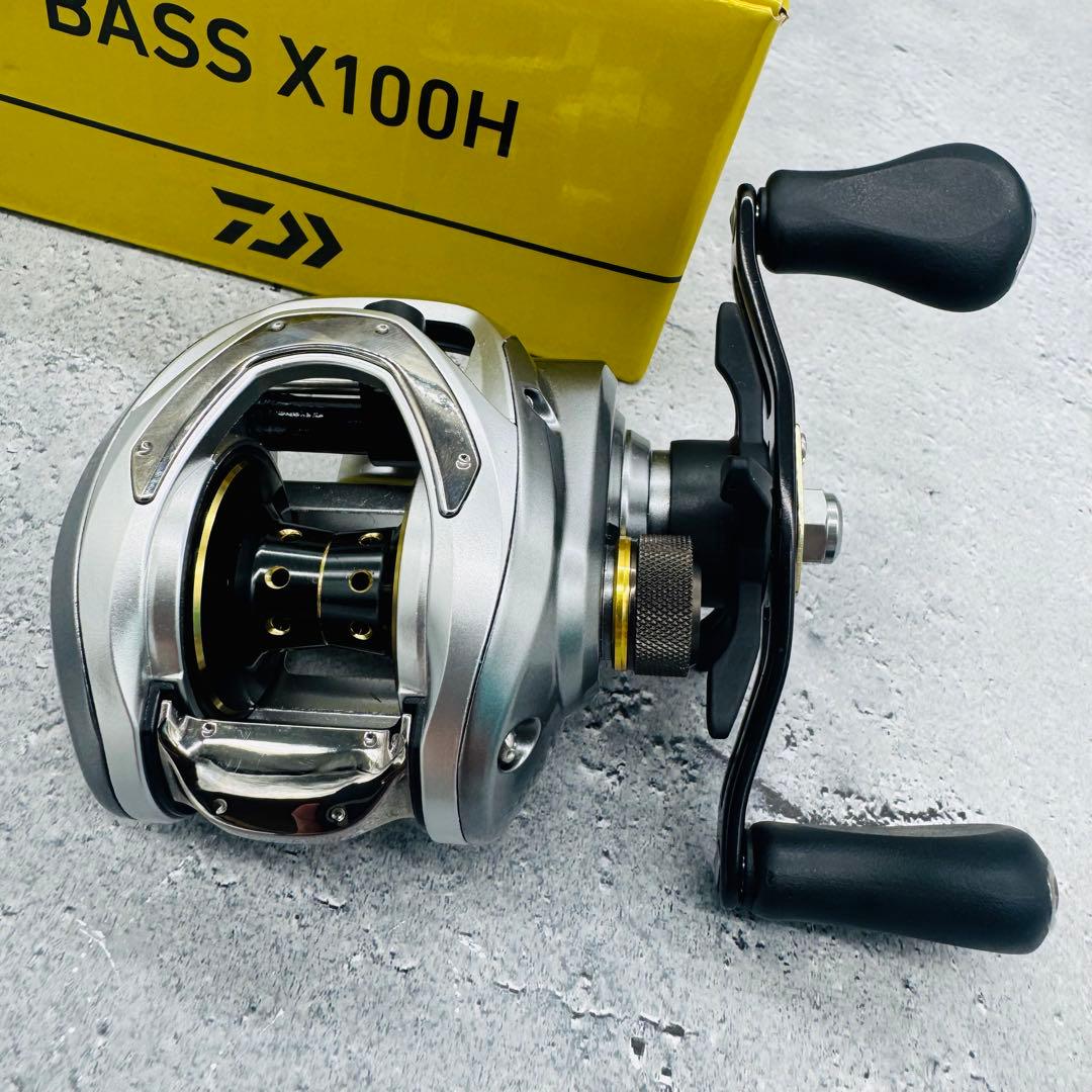 Daiwa ダイワ BASS X100H ベイトリール シルバー