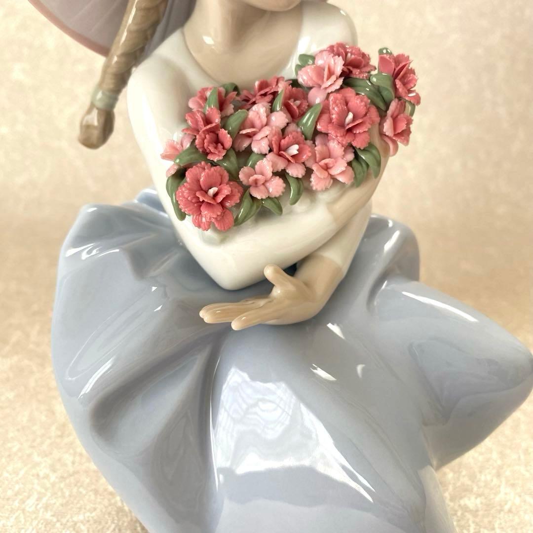 LLADRO リヤドロ 『 花の香りに包まれて 』 置物