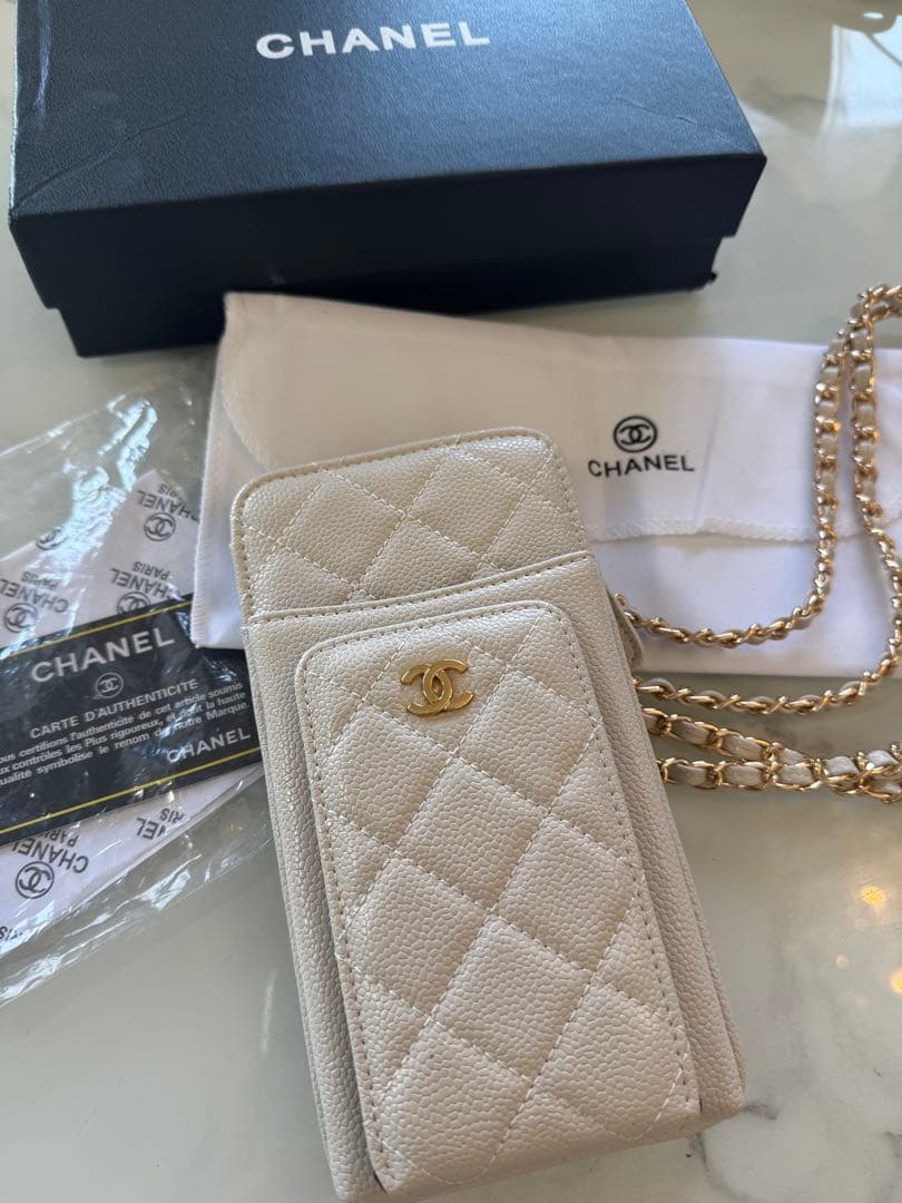 【ゆみ】新品未使用⭐️ノベルティCHANEL スマホショルダー
