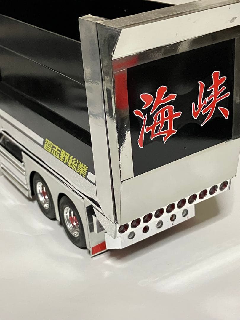 デコトラ、スーパーグレー大型ダンプ1/32スケール 黒/銀、完成品