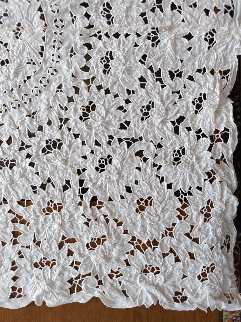 ホワイトレース テーブルクロス 花柄刺繍 　ハンドメイド　ビンテージ
