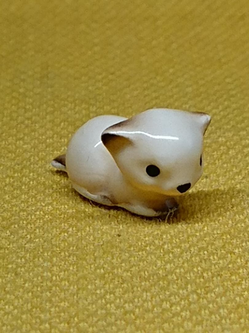 ねこ　猫　陶器　ミニチュア　置物　インテリア　工芸品　美術品　A3127