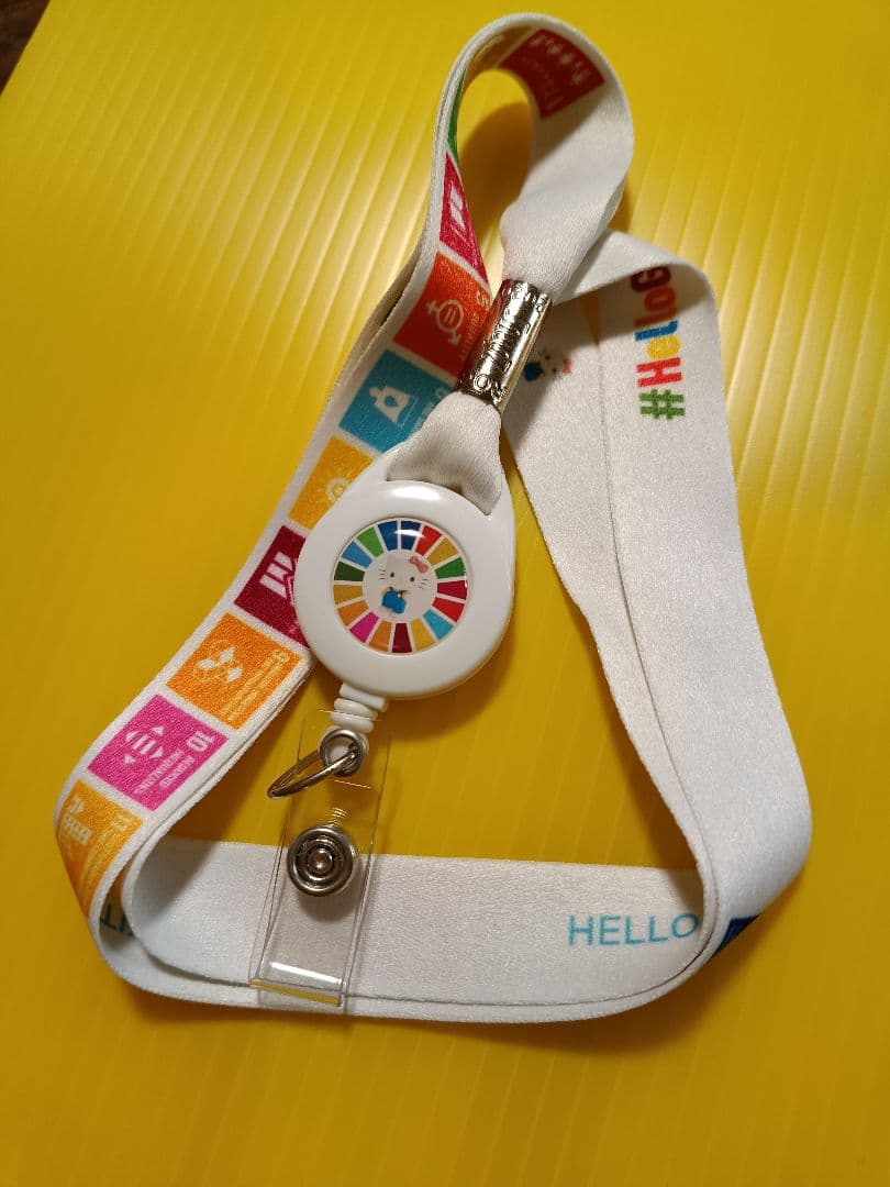 ハローキティ SDGsピンバッジ一個とリール付きID、カード用ストラップ