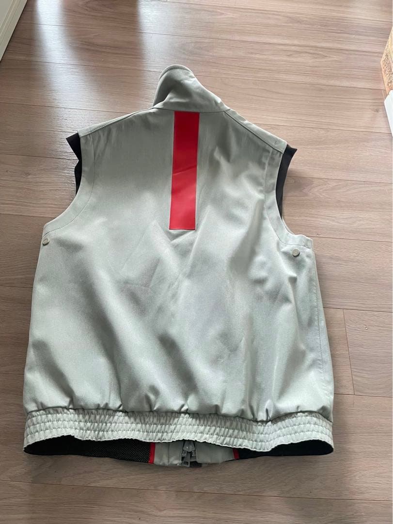 PRADA ベージュ ノースリーブベスト
