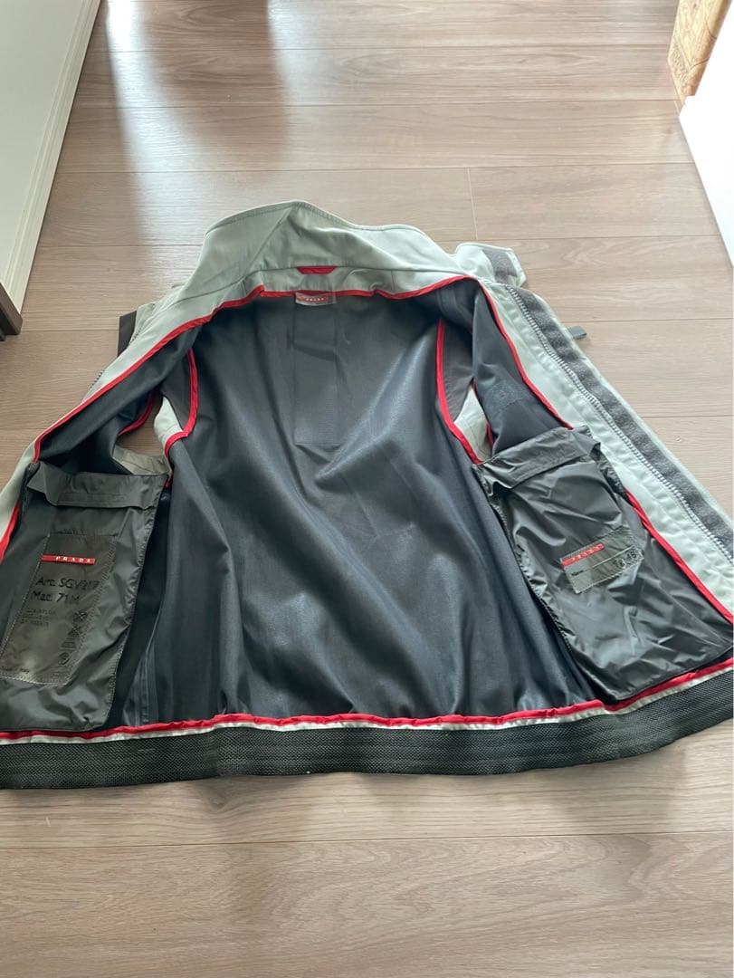 PRADA ベージュ ノースリーブベスト