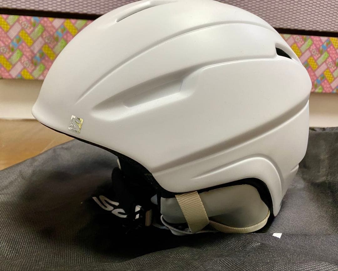 新品未使用　Salomon ホワイトヘルメット 収納袋付き