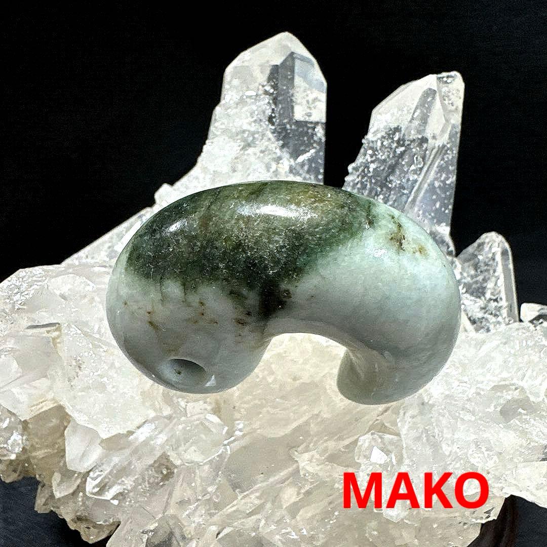 M1829☆糸魚川翡翠【勾玉】72g☆天然石　原石☆50306