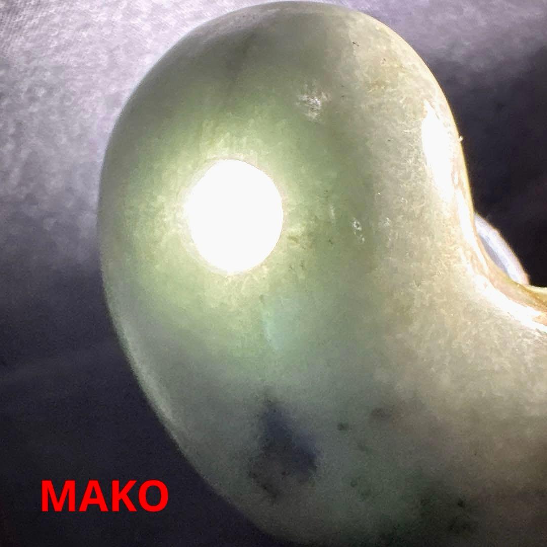 M1829☆糸魚川翡翠【勾玉】72g☆天然石　原石☆50306