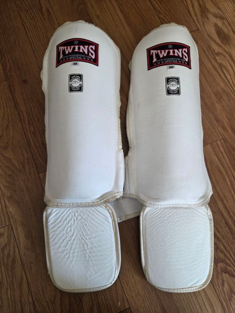 TWINS ボクシンググローブ、レガース Mサイズ ホワイト16オンス