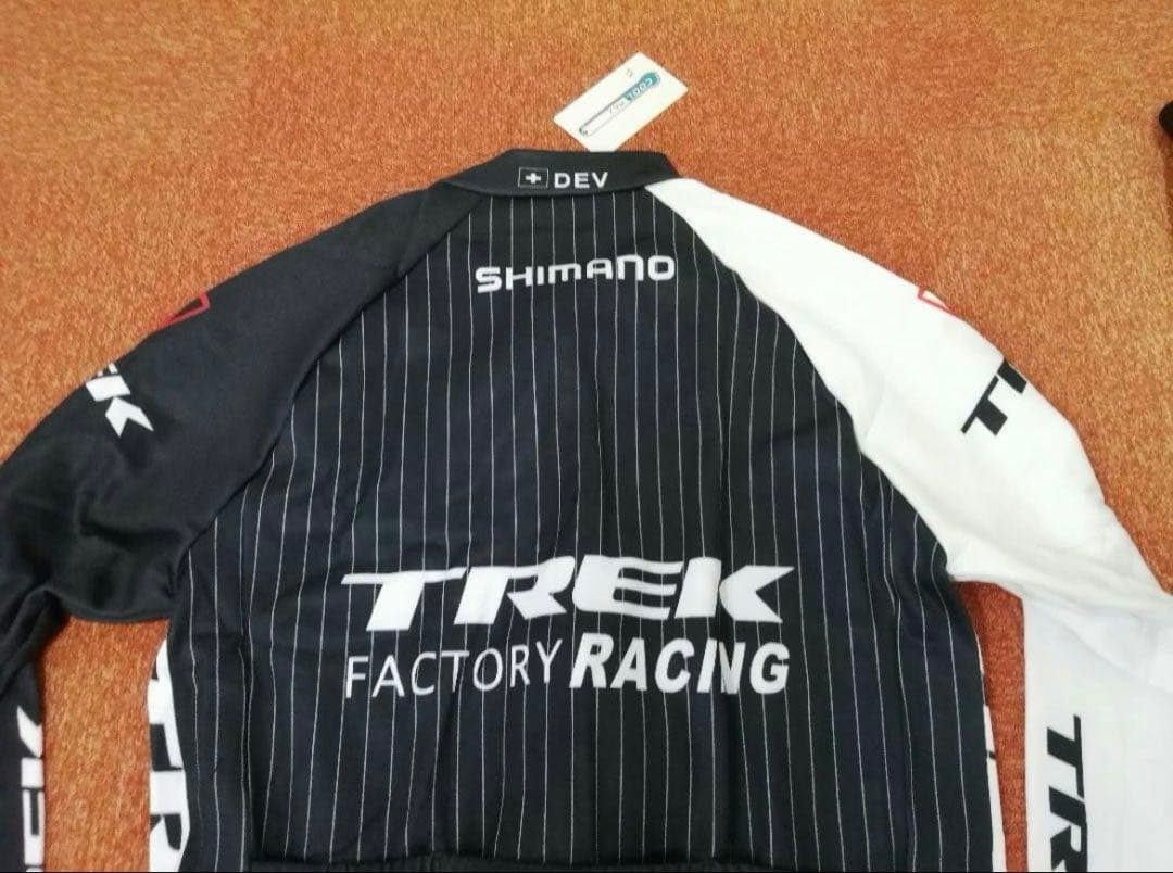 新品タグ付き　シマノ　TREK FACTORYレプリカ　上下　サイズＸＬ