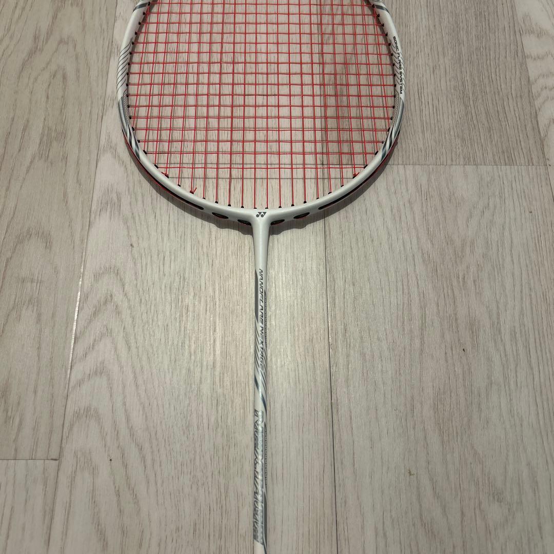 YONEX バドミントンラケット ホワイト/レッド