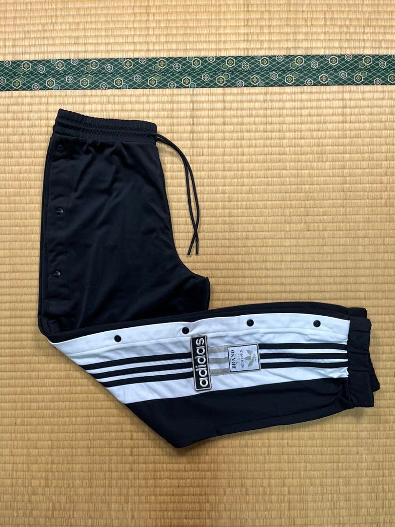 adidas アディブレイク　限定モデル トラックパンツ　ブラックピンク着用