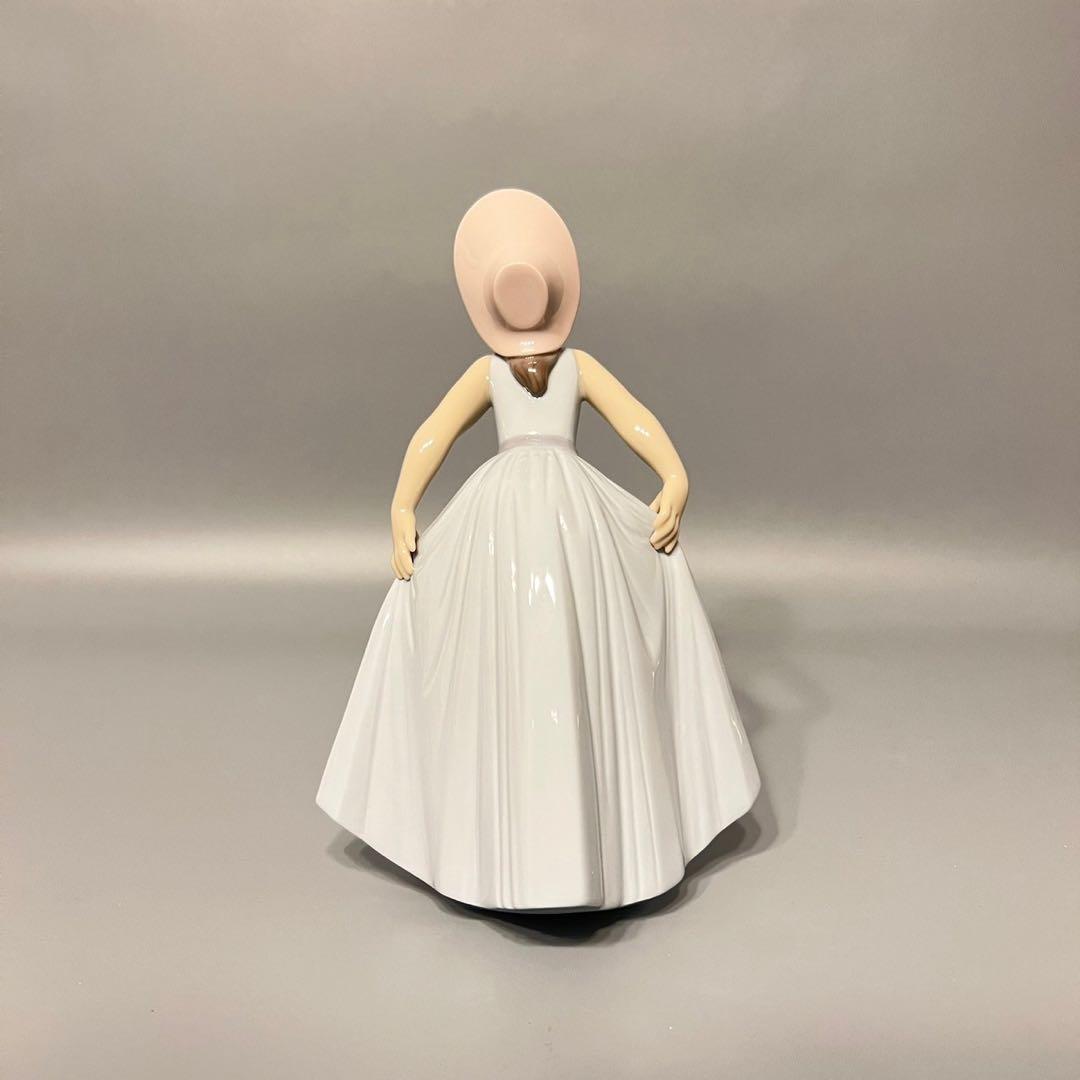 美品　LIADRO リヤドロ 帽子をかぶった前かがみの少女　希少