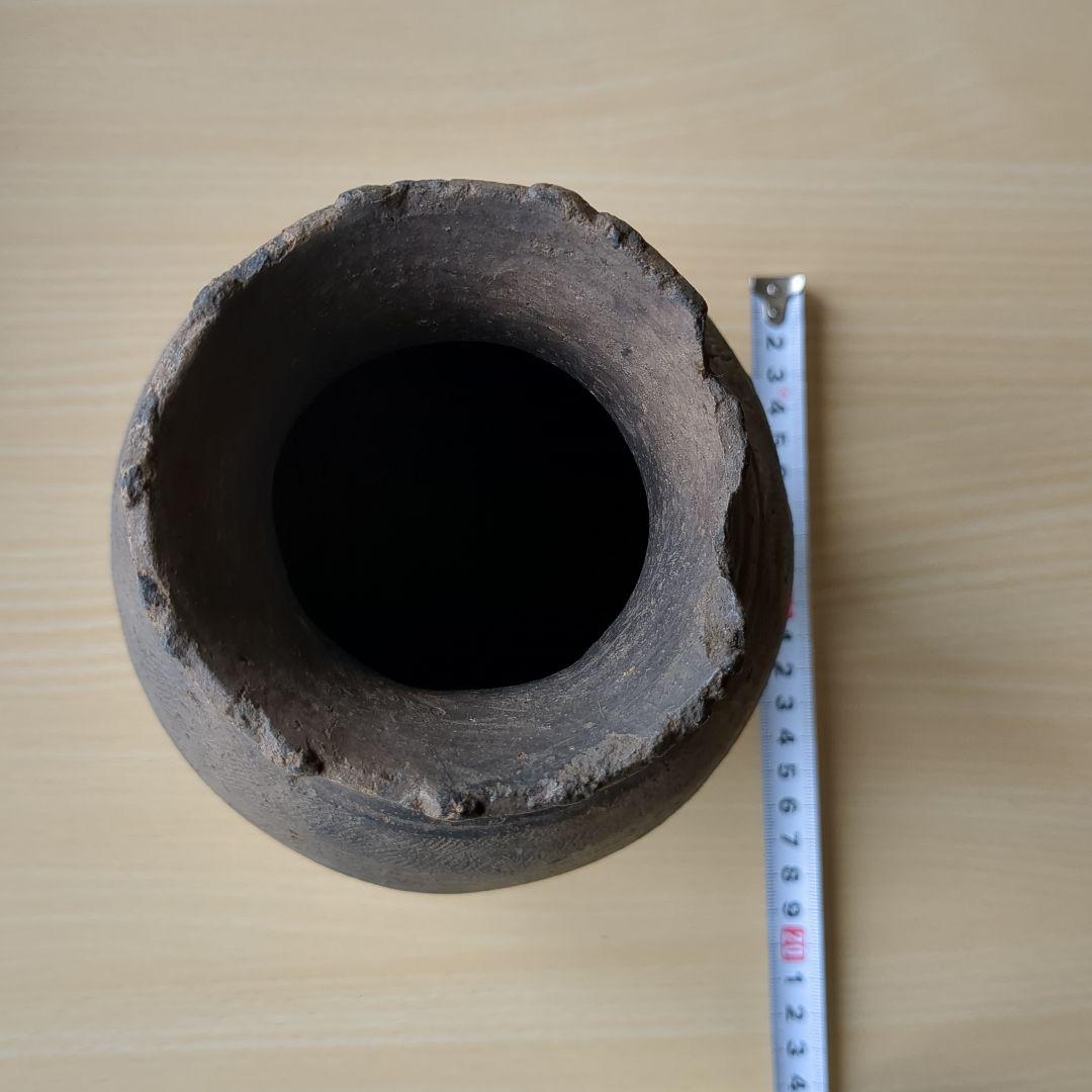 縄文式土器の本物です。同じ様な形の土器が近くの歴史資料館にあります。