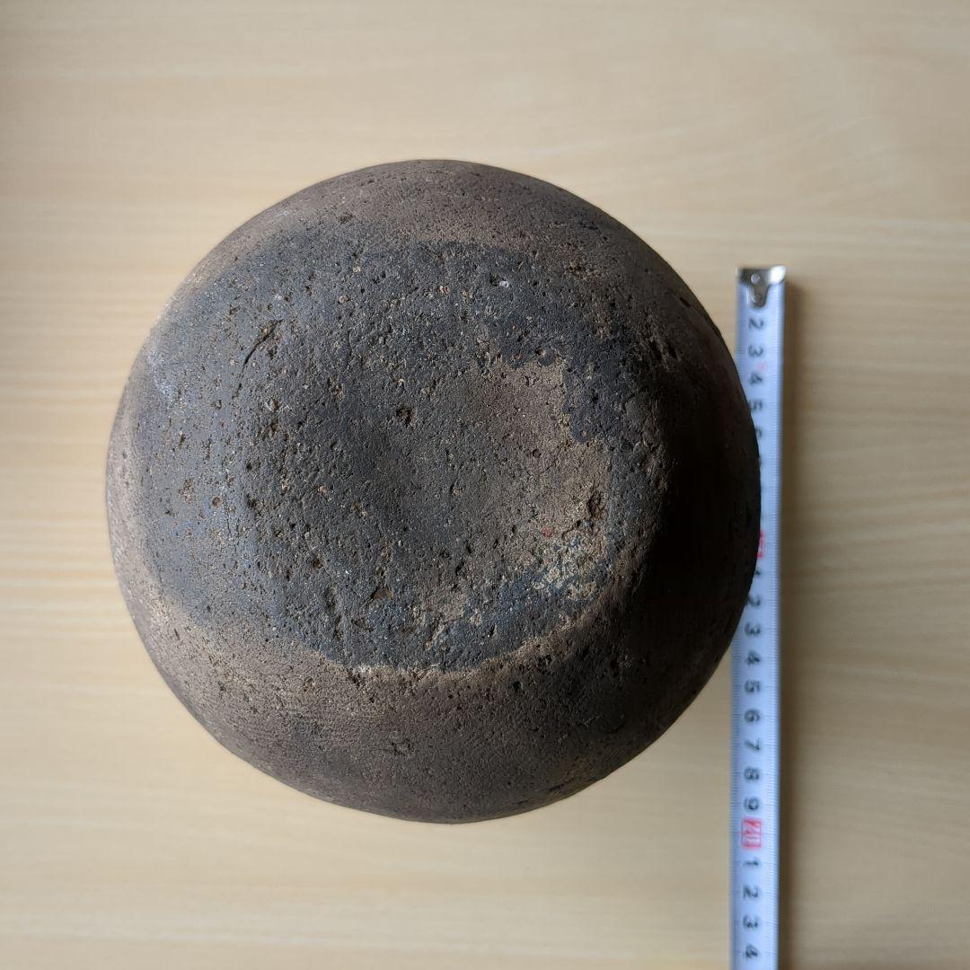 縄文式土器の本物です。同じ様な形の土器が近くの歴史資料館にあります。