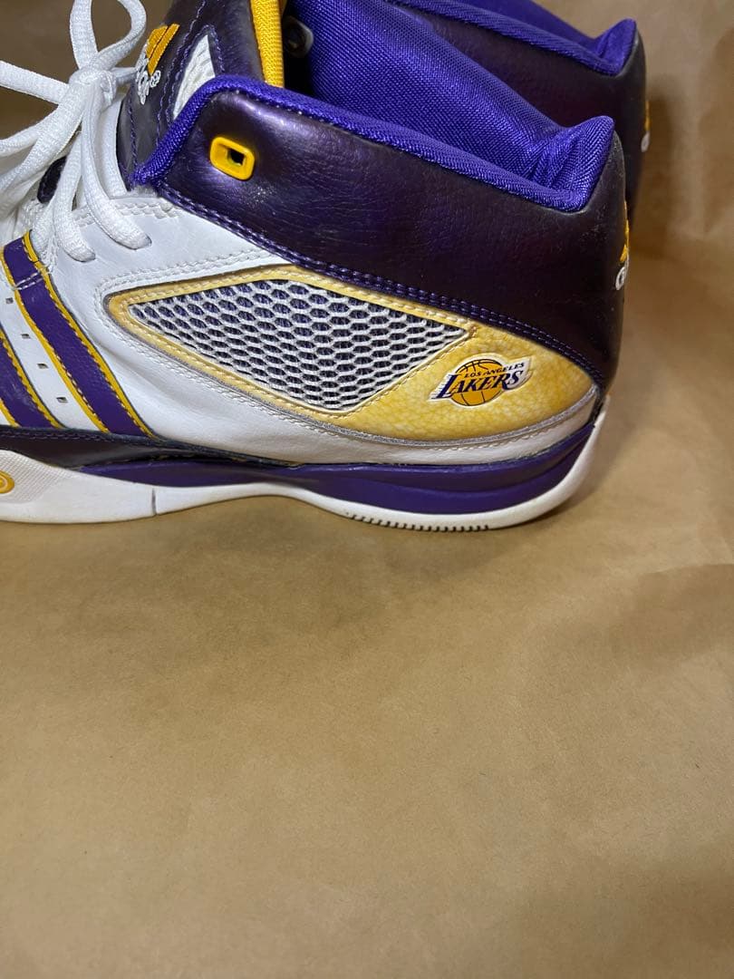 アディダス　NBAレイカーズバスケットシューズ