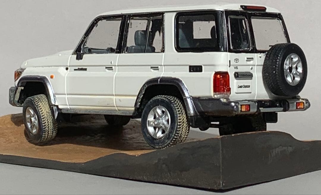 ランドクルーザー 70 カラーサンプル 悪路走破 展示台付きジオラマ 鑑賞品