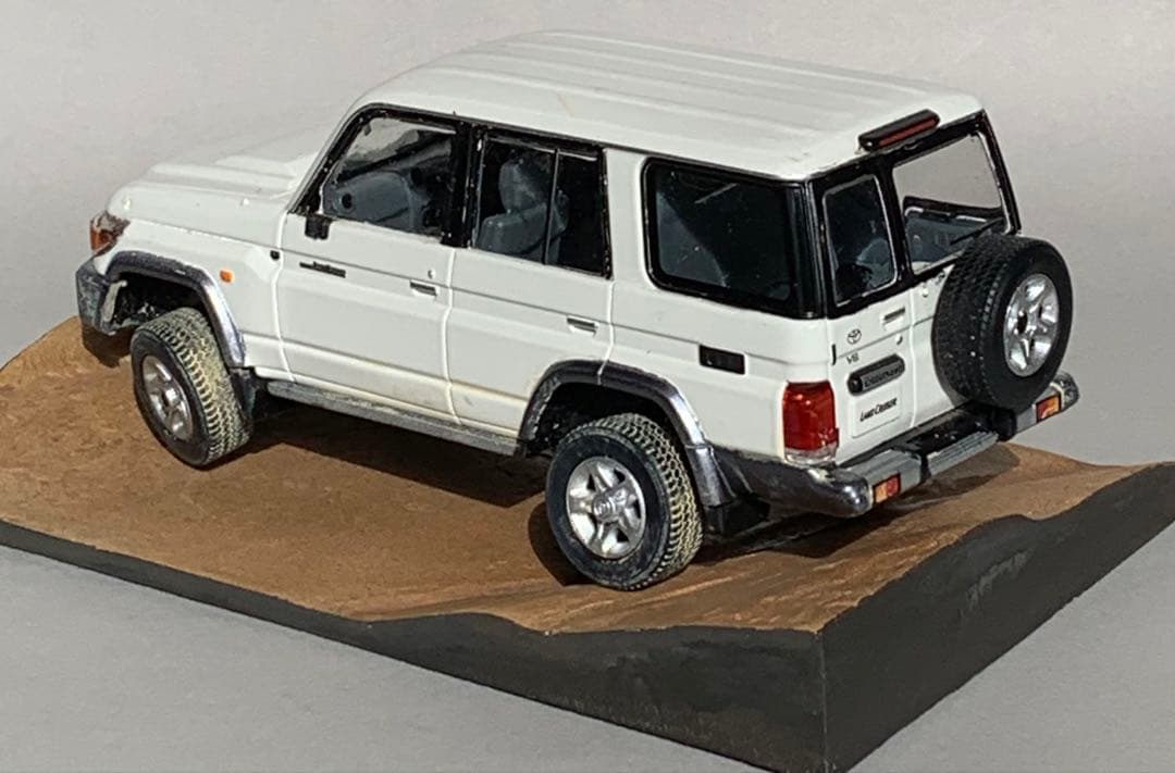 ランドクルーザー 70 カラーサンプル 悪路走破 展示台付きジオラマ 鑑賞品