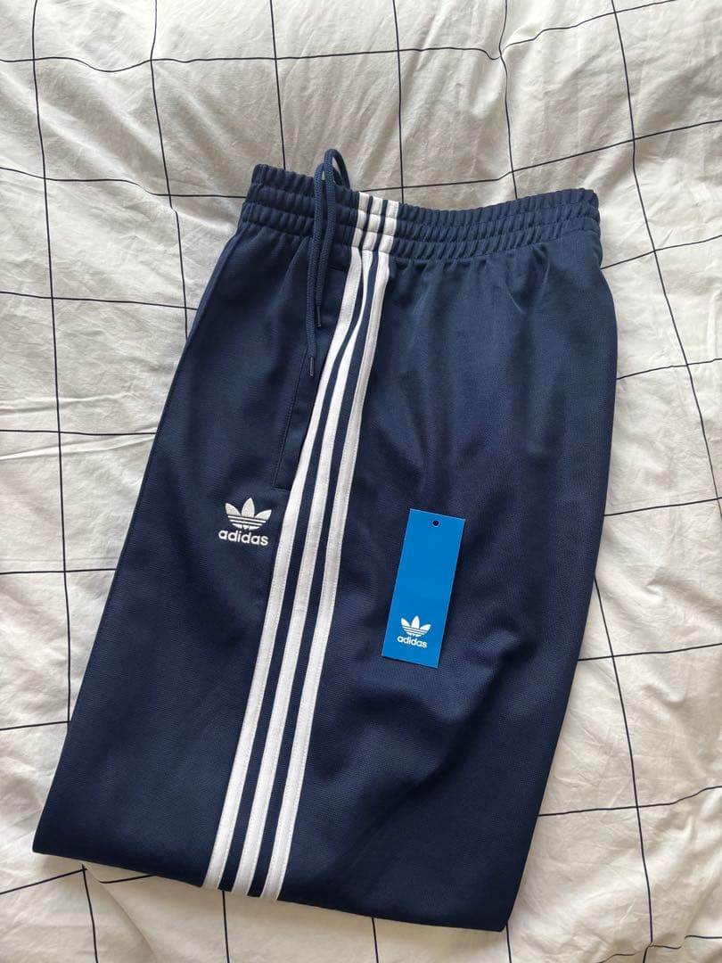 adidas アディダスバギートラックパンツ