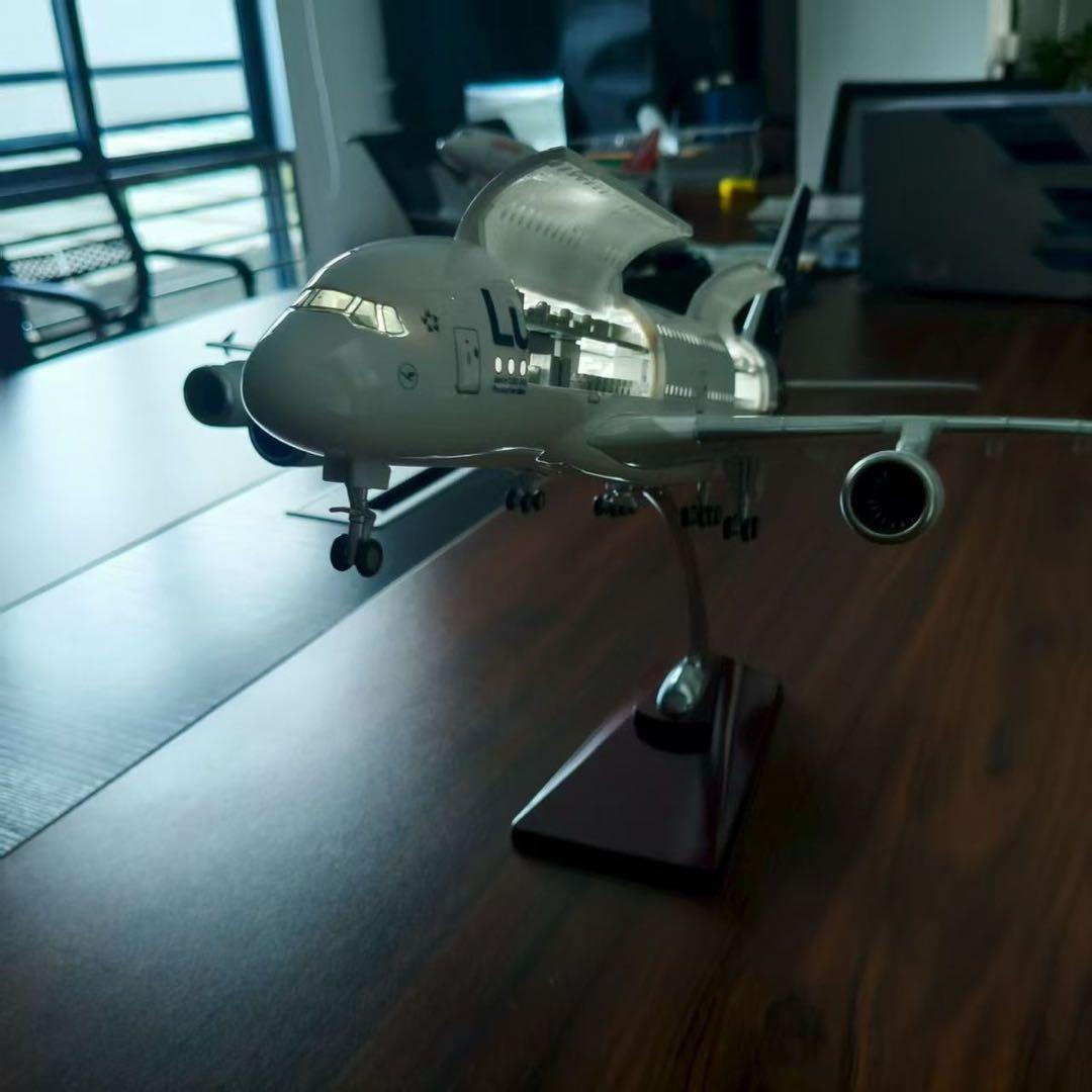1/160 A380 ルフトハンザ 内部可視 LED付 組立式 空港マット付