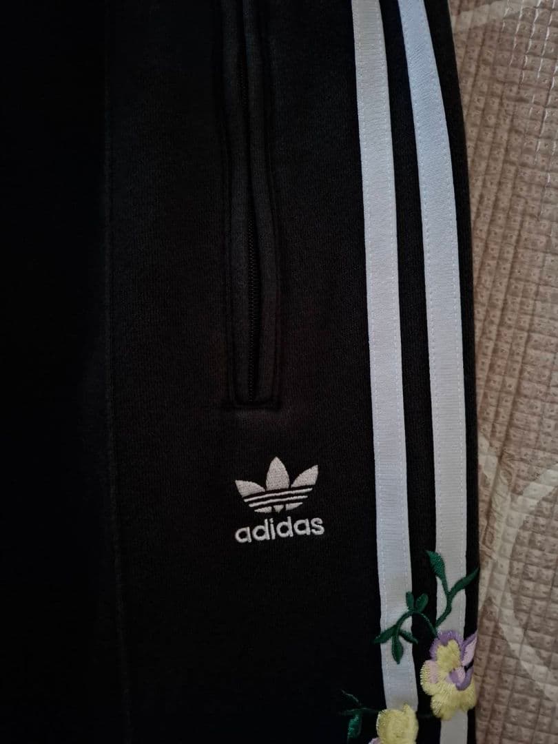 adidas 3本ライン 黒ジャージパンツ XS