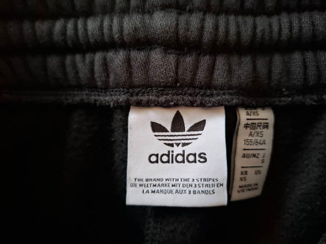 adidas 3本ライン 黒ジャージパンツ XS