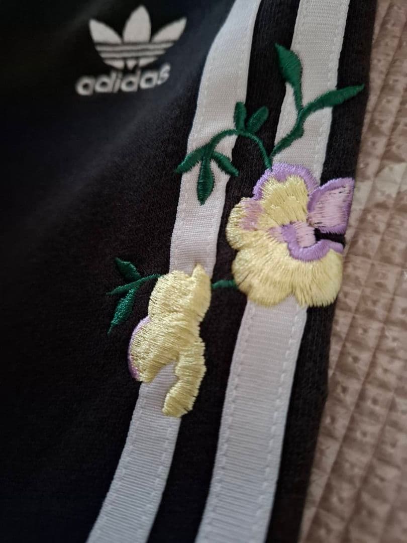 adidas 3本ライン 黒ジャージパンツ XS