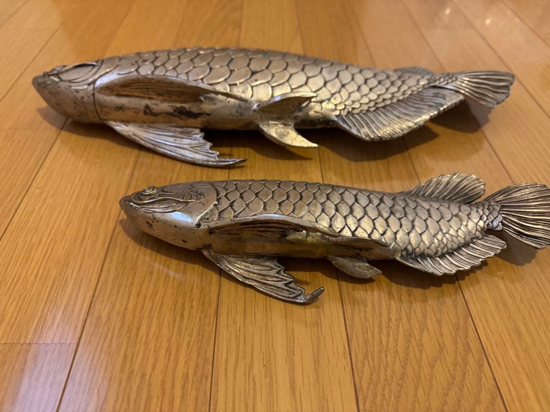 アロワナ（龍魚）の金属製の置物　2体セット
