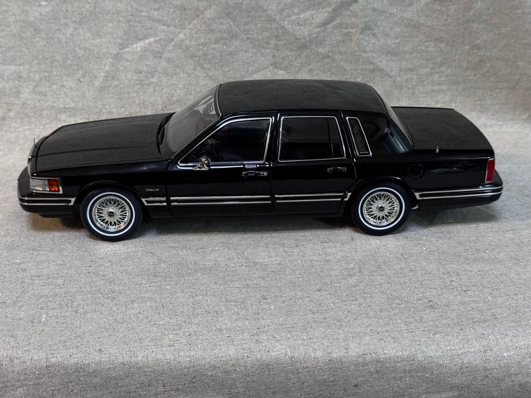 ミニカー Lincoln Town Car 1/18