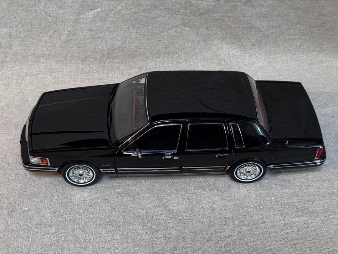 ミニカー Lincoln Town Car 1/18